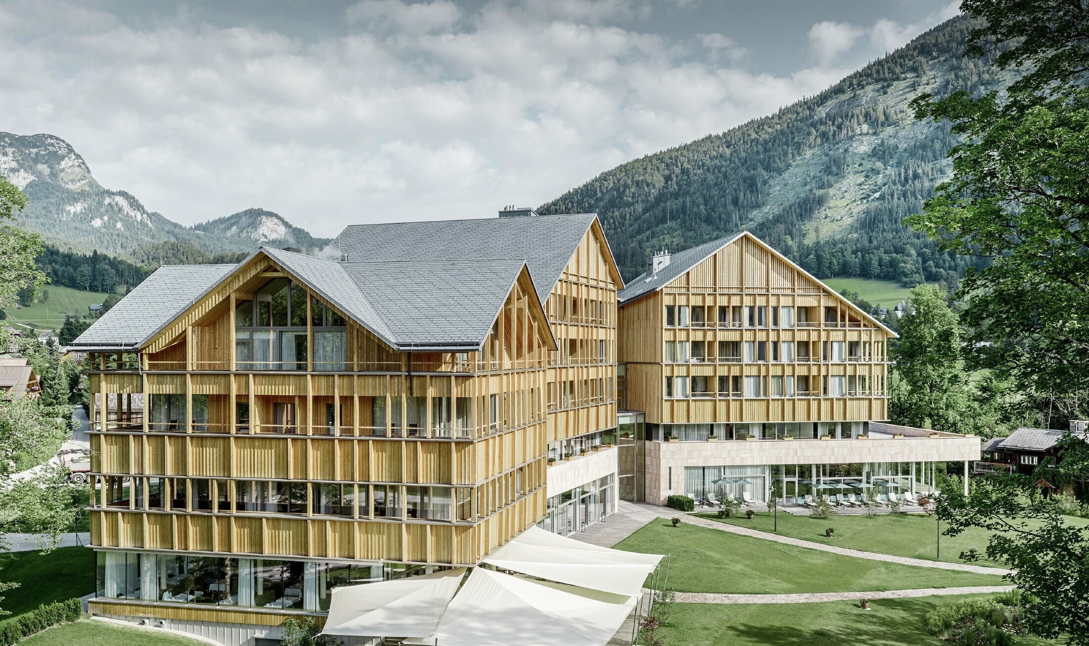 Hôtel Vivamayr à Altaussee (Autriche) — Façade en bois et bardeaux PREFA