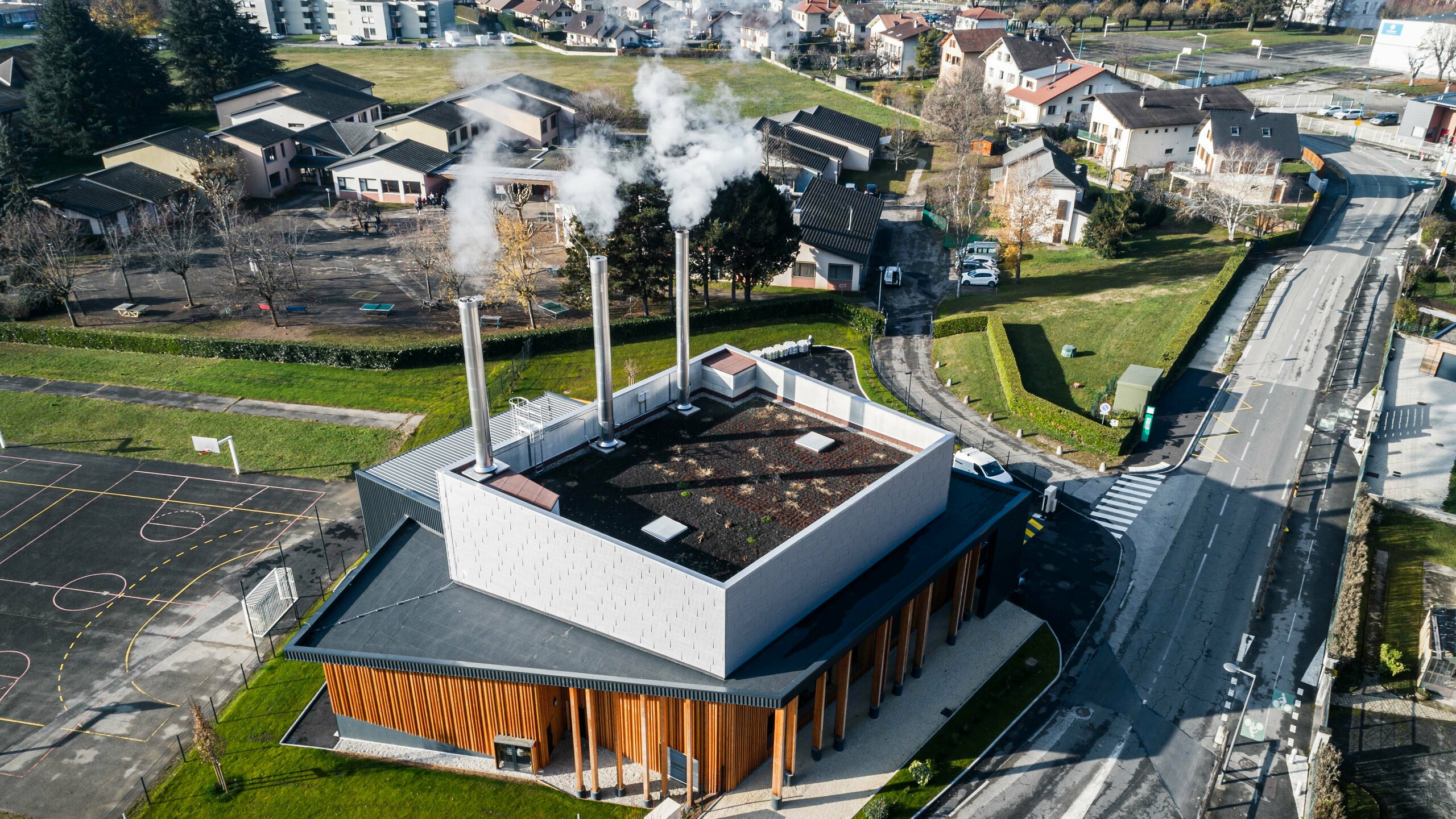 Prise de vue aérienne de la chaufferie de Barby dont la façade est habillée de FX.12