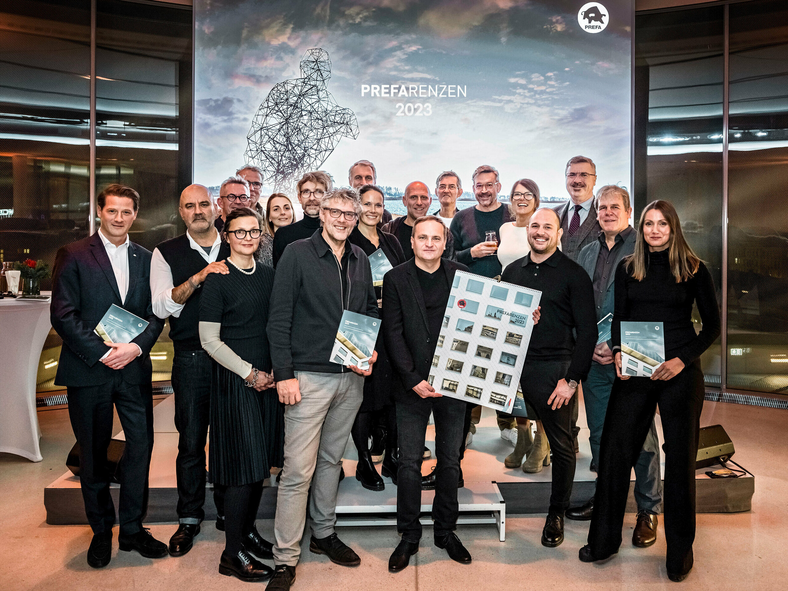 Photo de groupe avec Leopold Pasquali, Aleksander Saša Ostan, Natascha Pavlin, Serge Bertic, Jens-Norbert Schmidt, Mathilde Poupart, Yannick Bohuon, Oliver Kupfner, Kees Marcelis, Chiara Thessarollo, Daniel Zerzán, Martin Lesjak, Dominique Cornaert, Dirk Härle, Susanne Muhr, Facundo Arboit, Karsten Köhler, Volker Petereit, Anastasija Lesjak.