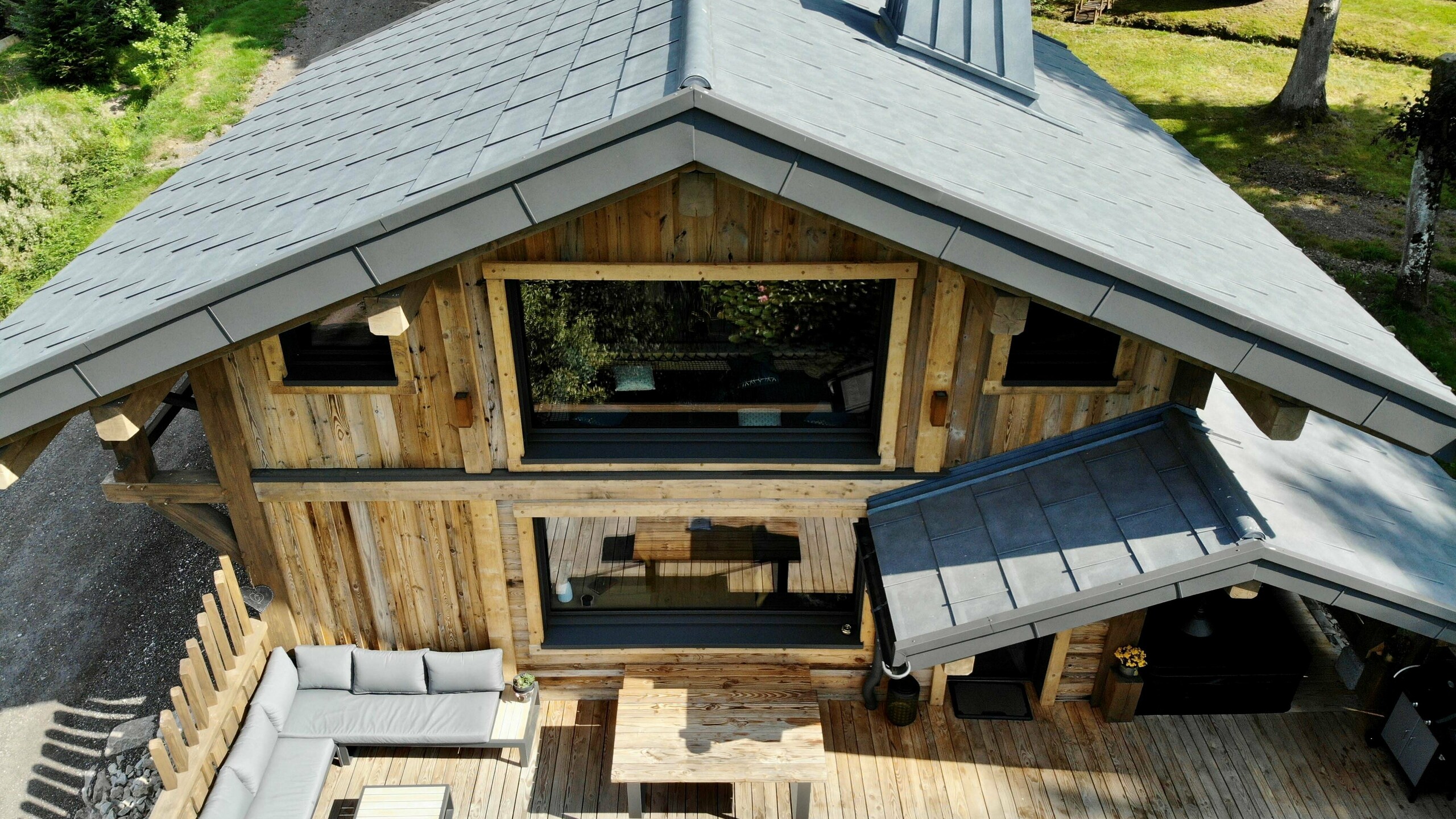 Prise de vue du ciel du gîte La Cabane à Sucre dont la toiture a été réalisée en R.16 PREFA dans la teinte P.10 gris pierre