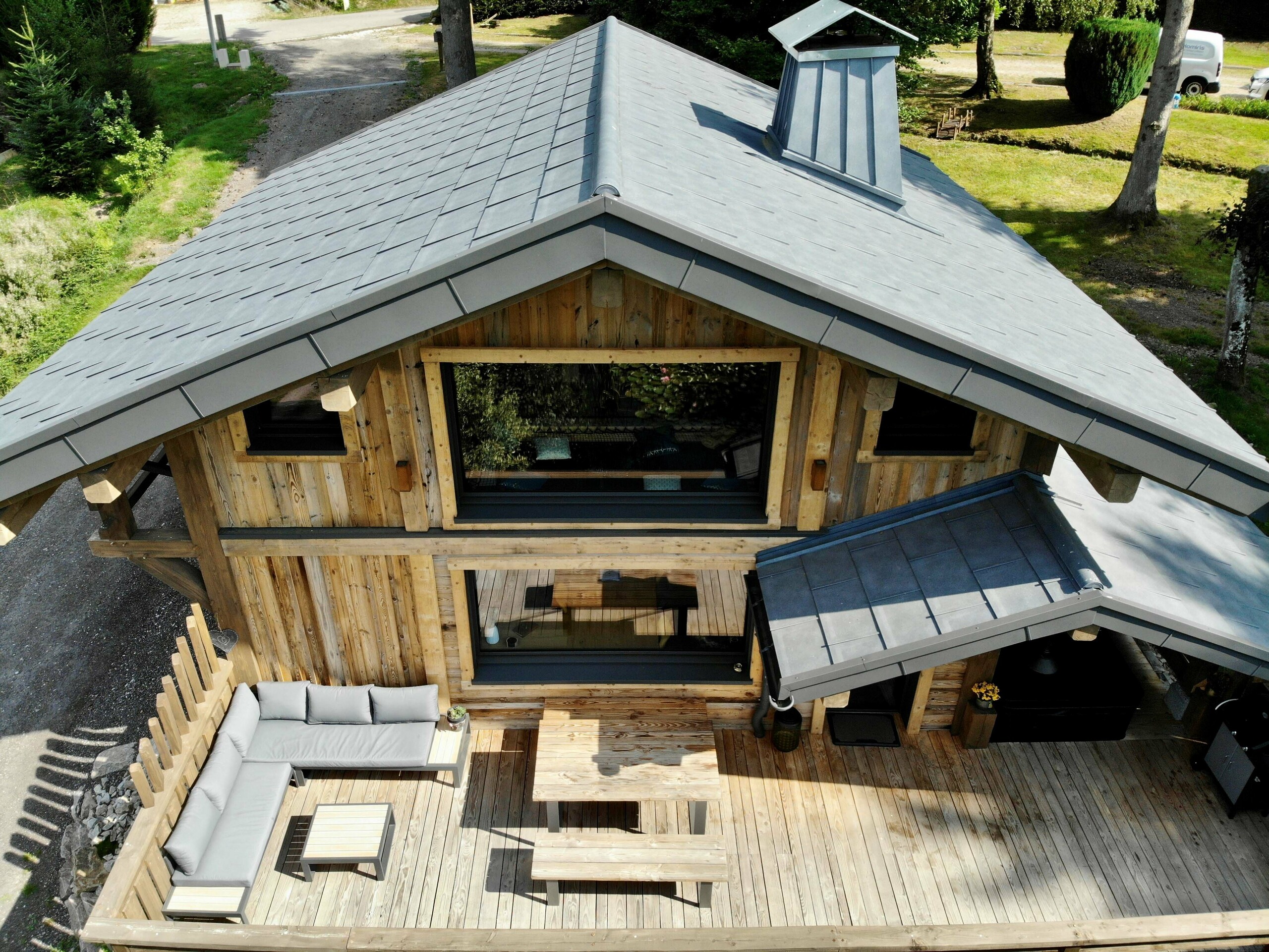 Prise de vue du ciel du gîte La Cabane à Sucre dont la toiture a été réalisée en R.16 PREFA dans la teinte P.10 gris pierre