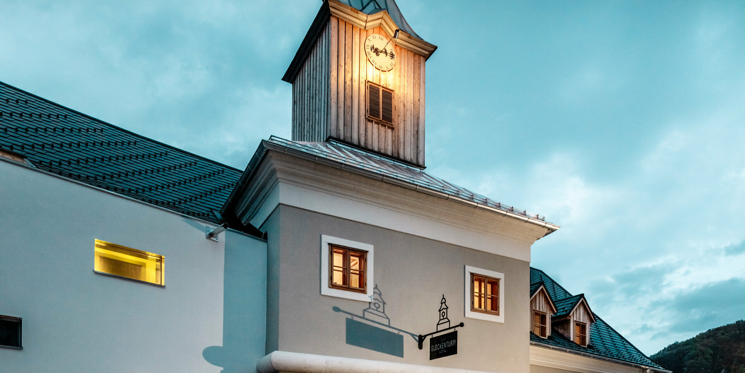 Le toit de l'hôtel Glockenturm à Marktl près de Lilienfeld a été recouvert de bardeaux PREFA en anthracite P.10. Le système de drainage du toit PREFA du bâtiment reste naturel. Non loin de l'hôtel Glockenturm se trouve le Leopold - notre auberge. Le bâtiment du restaurant a également été recouvert de produits PREFA.