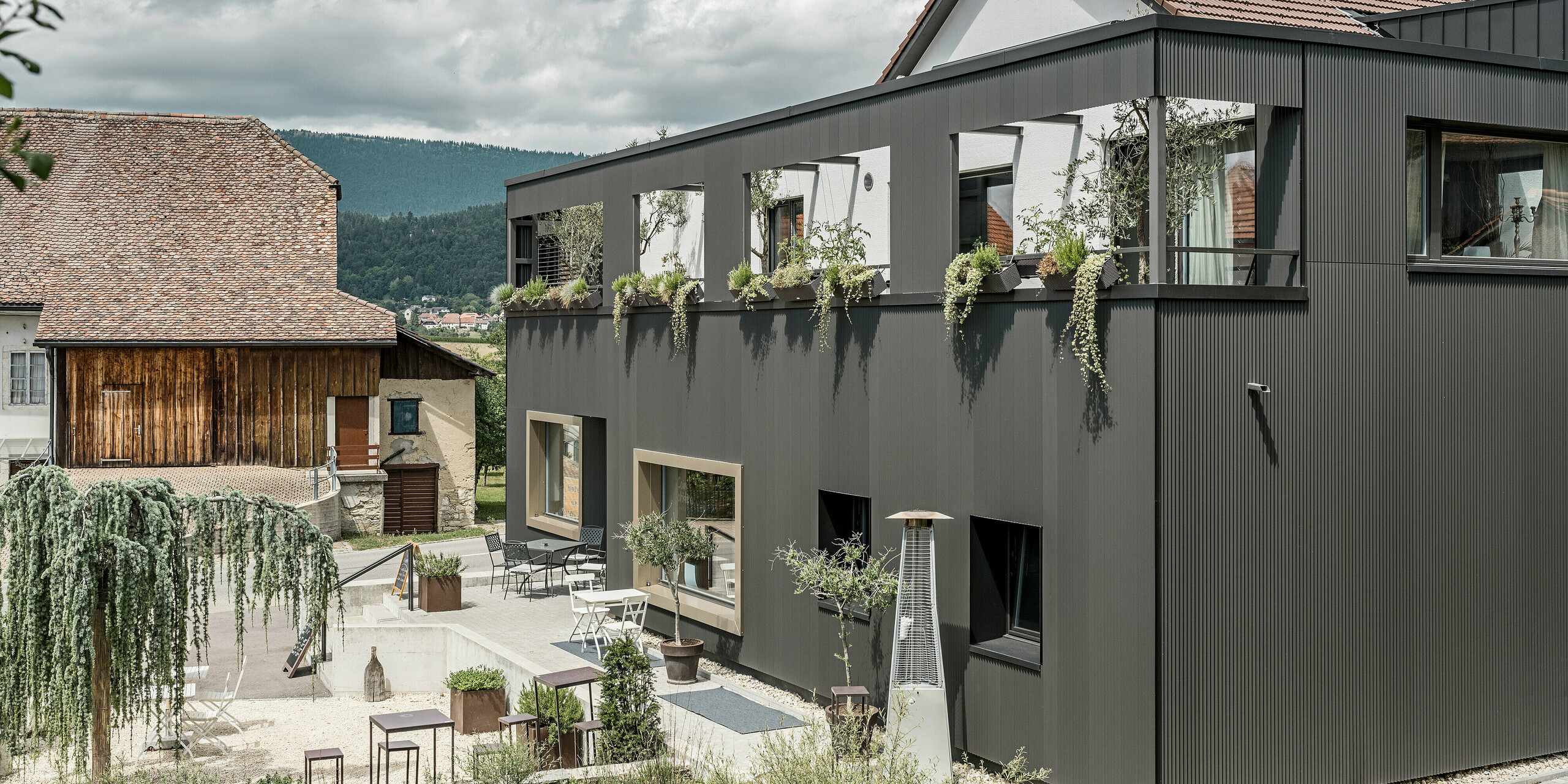 Profile triangle PREFA dans la couleur spéciale gris-noir à l'Hôtel de l'Ours à Prêles, Suisse