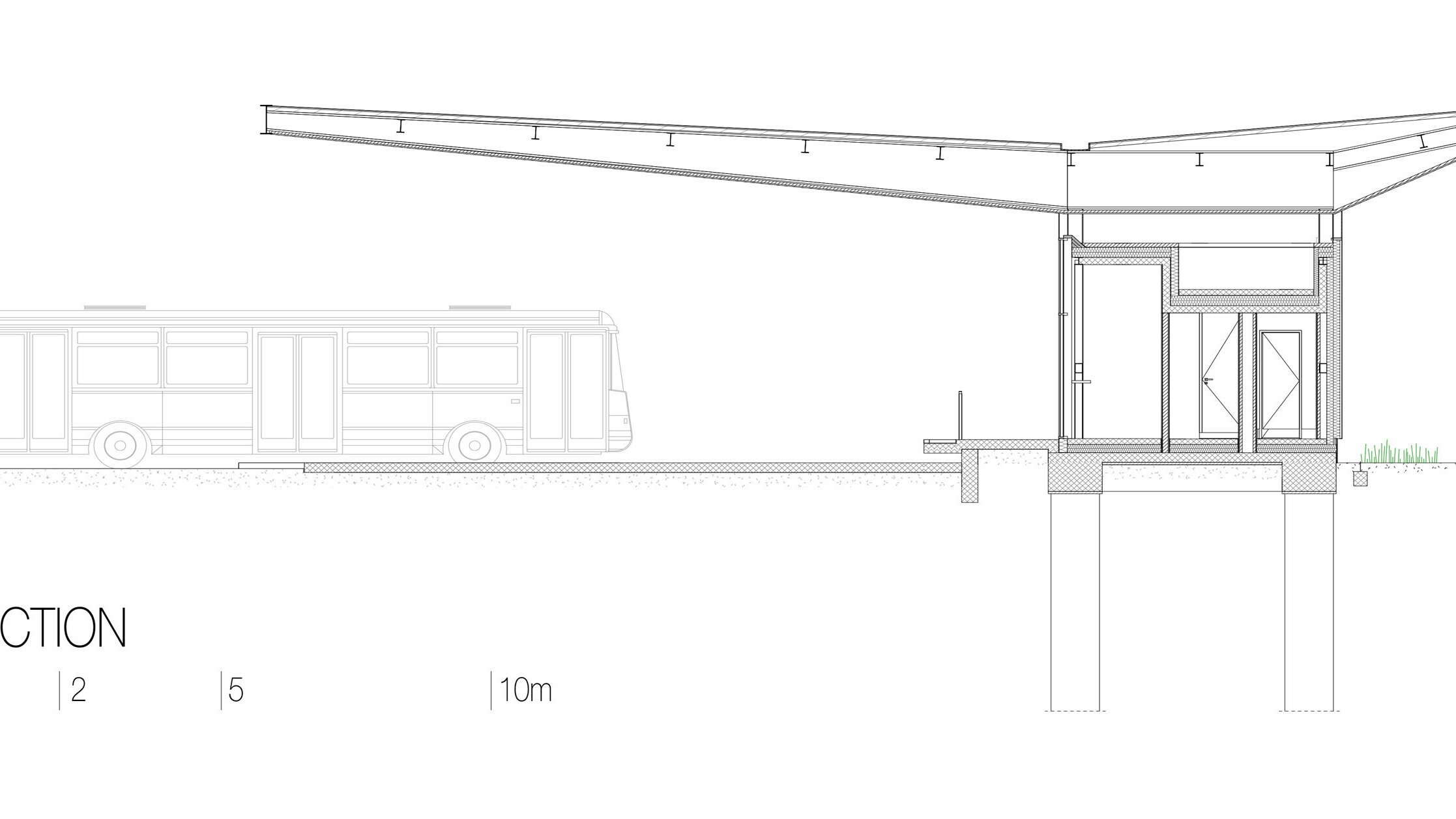 Cette esquisse montre un plan de coupe du hall de la gare routière « Autobusni Kolodvor Slavonski Brod » en Croatie. La coupe illustre la structure du bâtiment, avec le toit Préfalz blanc de PREFA, qui repose sur de fines colonnes et surplombe largement les zones en dessous. Le toit abrite les espaces intérieurs du hall de gare aux lignes épurées et aux grandes surfaces vitrées. L'esquisse montre également les fondations et les piliers enterrés supportant la structure. À gauche, un bus donne les proportions. Le plan de coupe met en évidence la conception moderne et fonctionnelle du hall de gare, ainsi que l'intégration du verre et de l'aluminium dans le design.