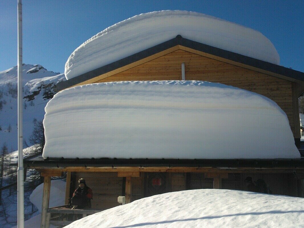 Schneelasten drücken auf das Dach