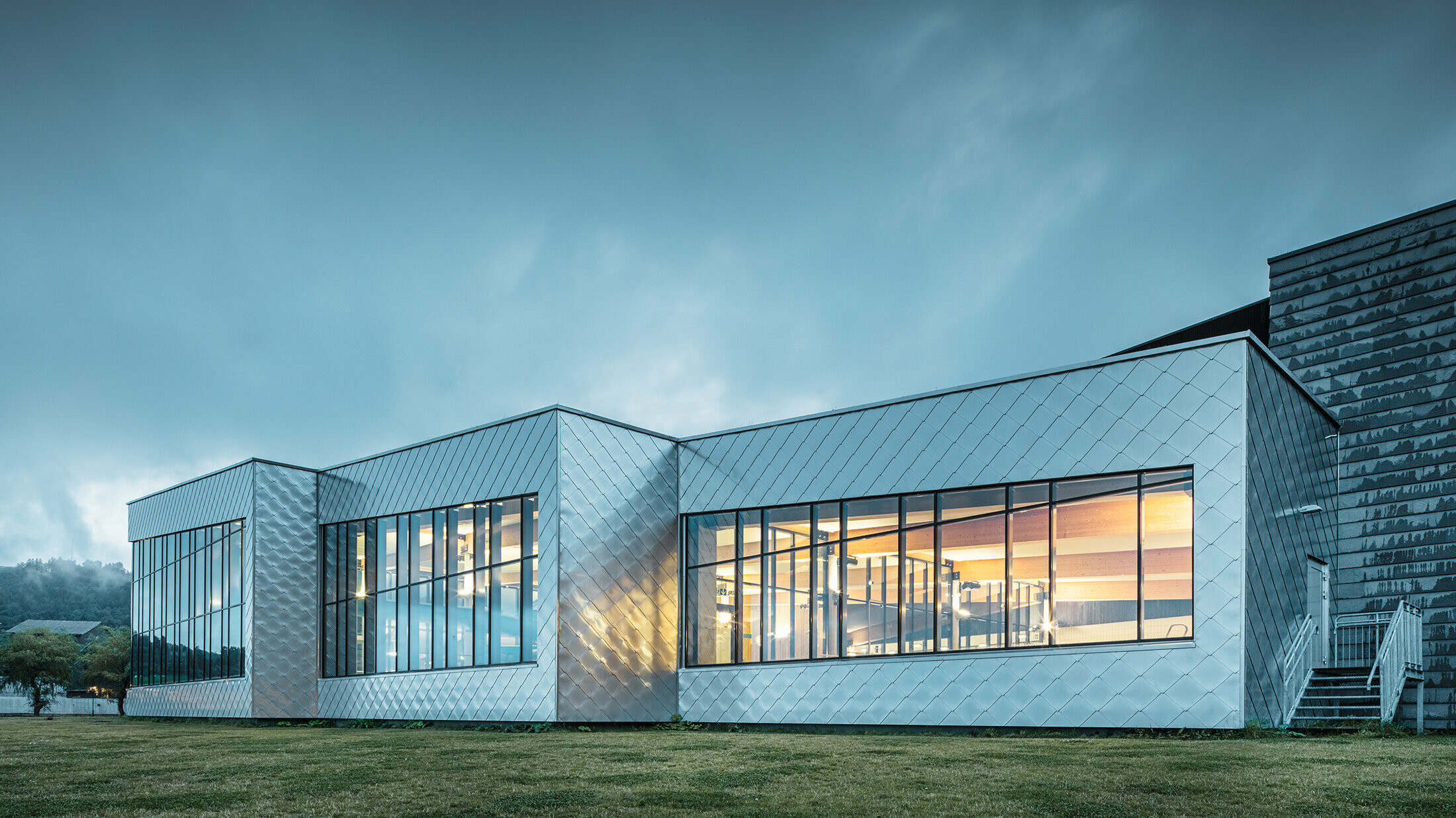 De brillants losanges argentés PREFA ornent la façade de l’impressionnante piscine « Hardangerbadet », en Norvège.