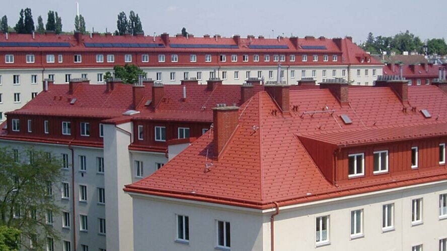 Vue des bâtiments d’habitation du lotissement Hugo Breitner Hof à Vienne. Les toits ont été recouverts de bardeaux PREFA rouge tuile.