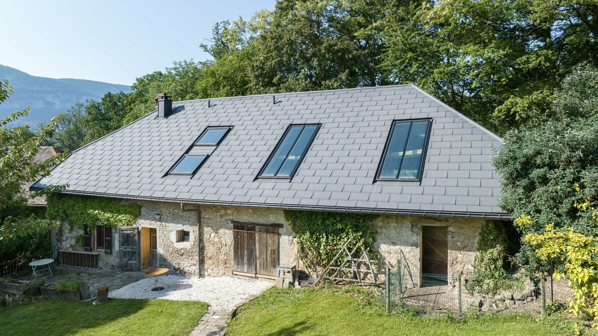 Vue de 3/4 d'une maison individuelle dont la toiture est rénovée