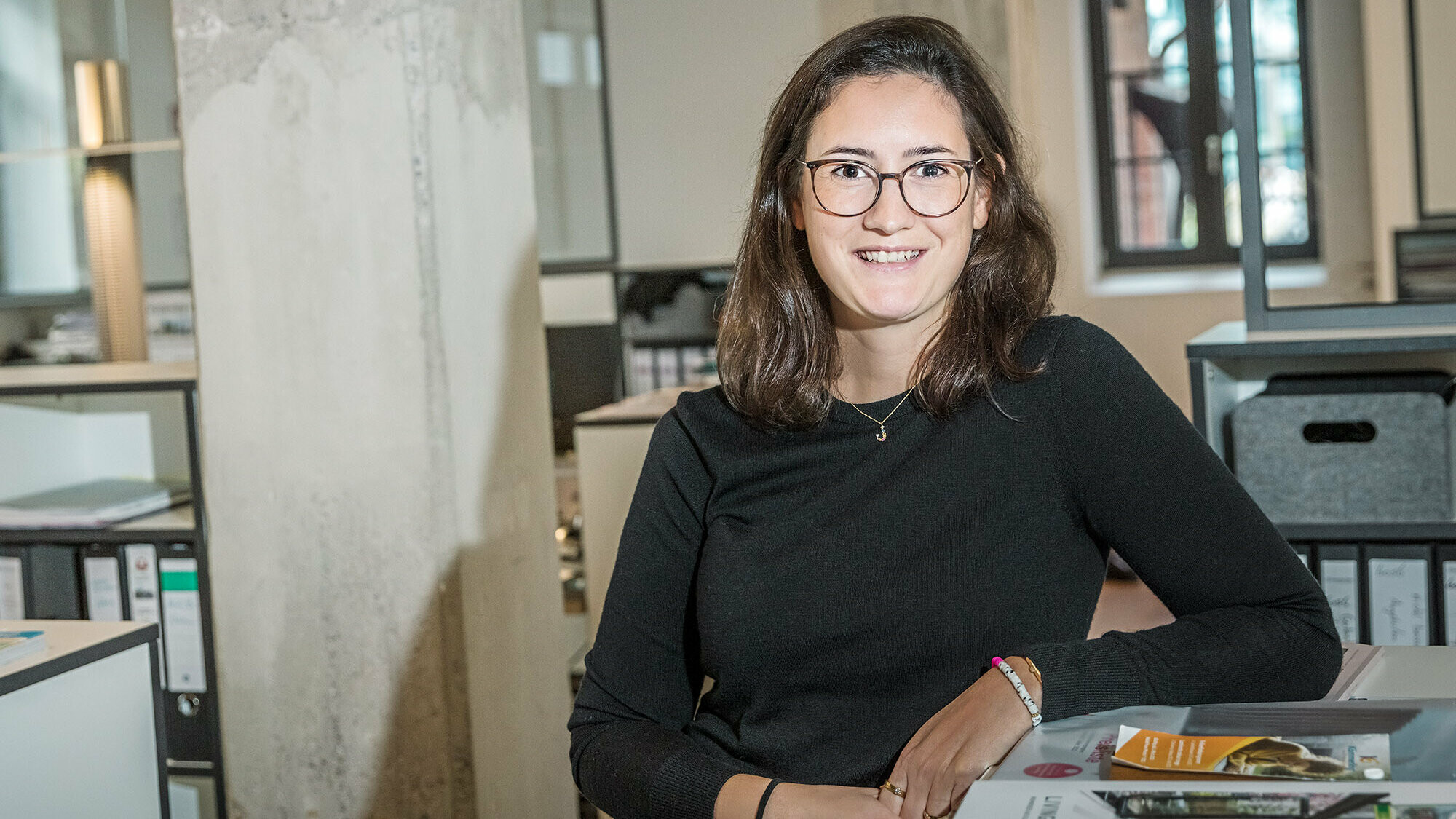 Portrait de l'architecte Jana Küttner dans le bureau de Rotterdam Dakowski Architekten.