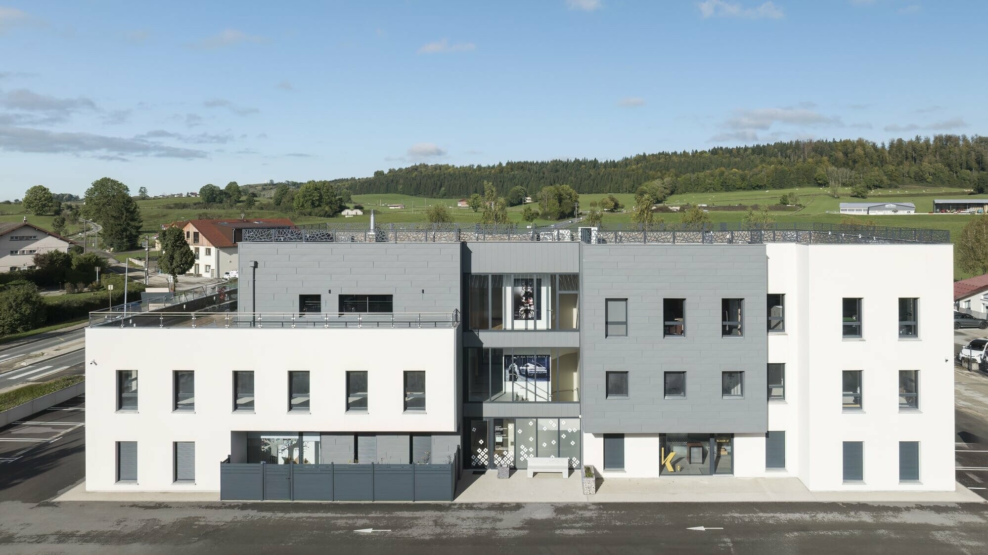 Vue du ciel du projet résidentiel et commercial L'Iris dont la façade est habillée de Siding.X P.10 gris souris