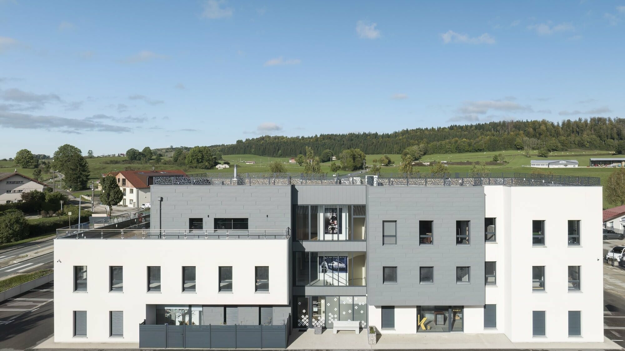 Vue du ciel du projet résidentiel et commercial L'Iris dont la façade est habillée de Siding.X P.10 gris souris