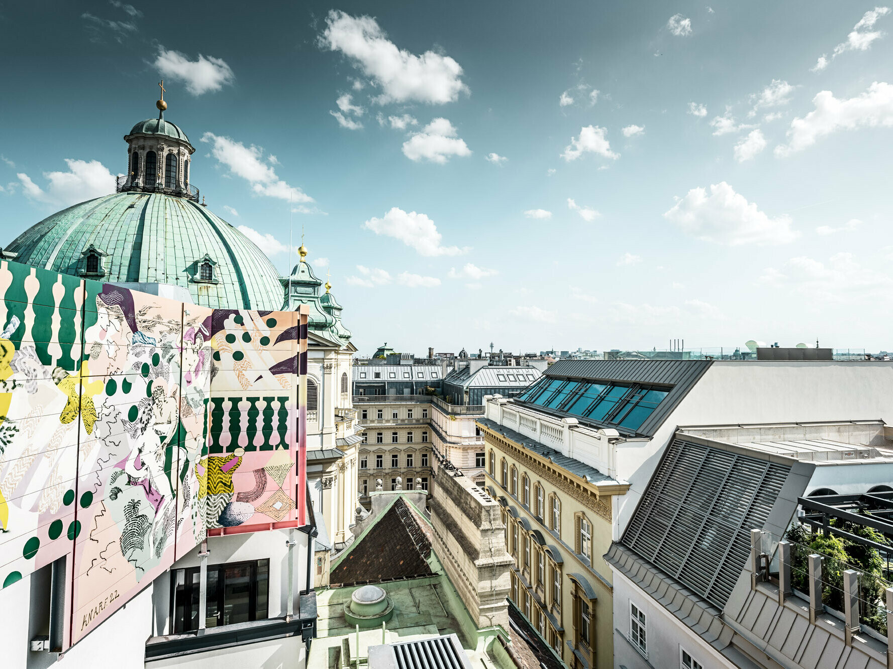 Vue sur les alentours depuis le toit : on peut voir une partie de l'église Saint-Pierre et plusieurs bâtiments résidentiels.