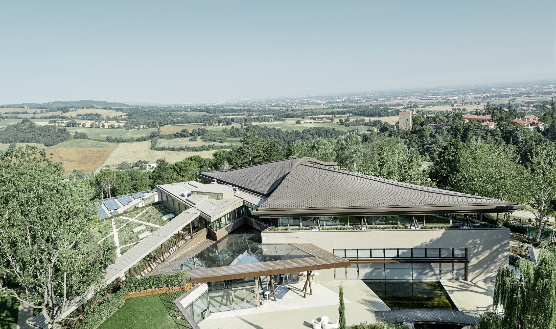 Palazzo du complexe golfique Varignana — Grande toiture en aluminium PREFA (brun)