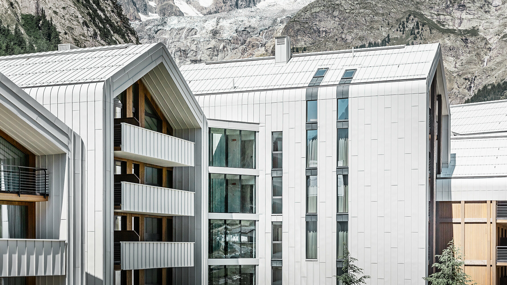 Nouvel hôtel en Italie avec revêtement de façade et de toit PREFALZ dans les couleurs blanc et anthracite