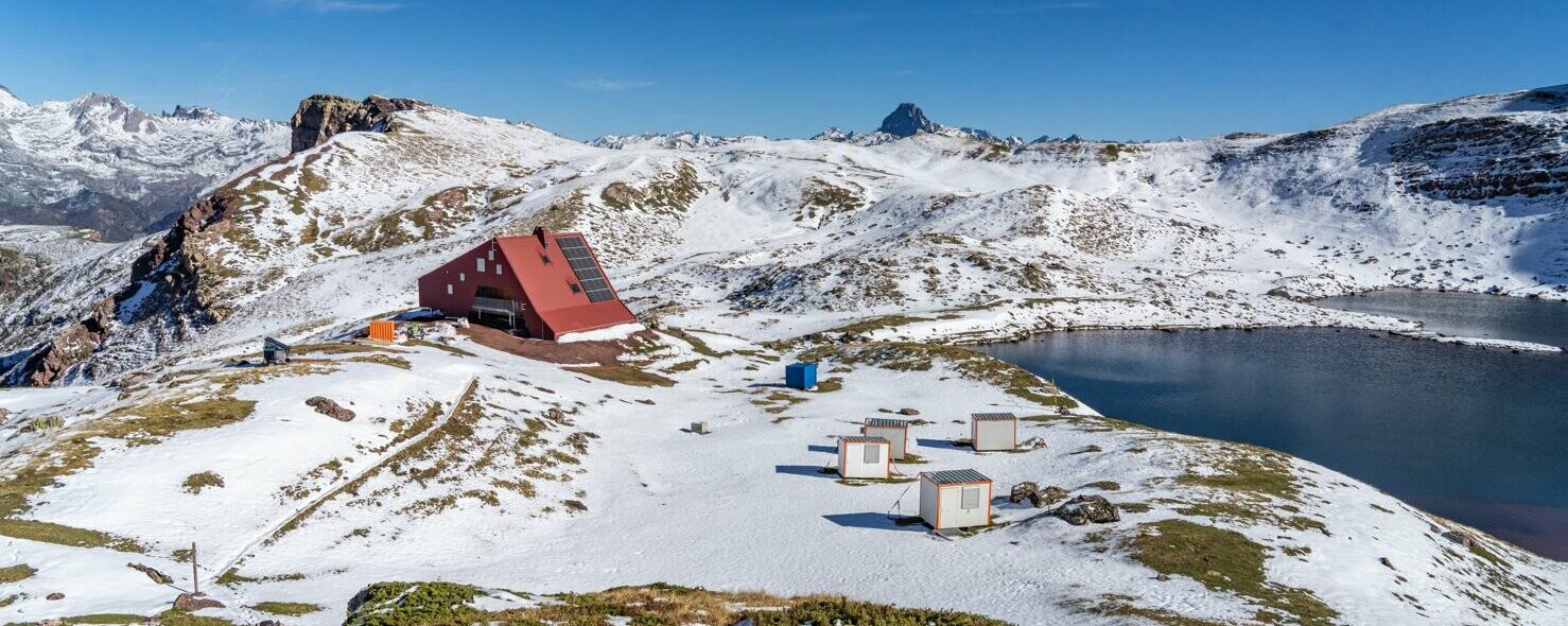 Vue du ciel du refuge d'Arlet sous la neige au cœur des Pyrénées dont la couverture a été réalisée en losange 44x44  