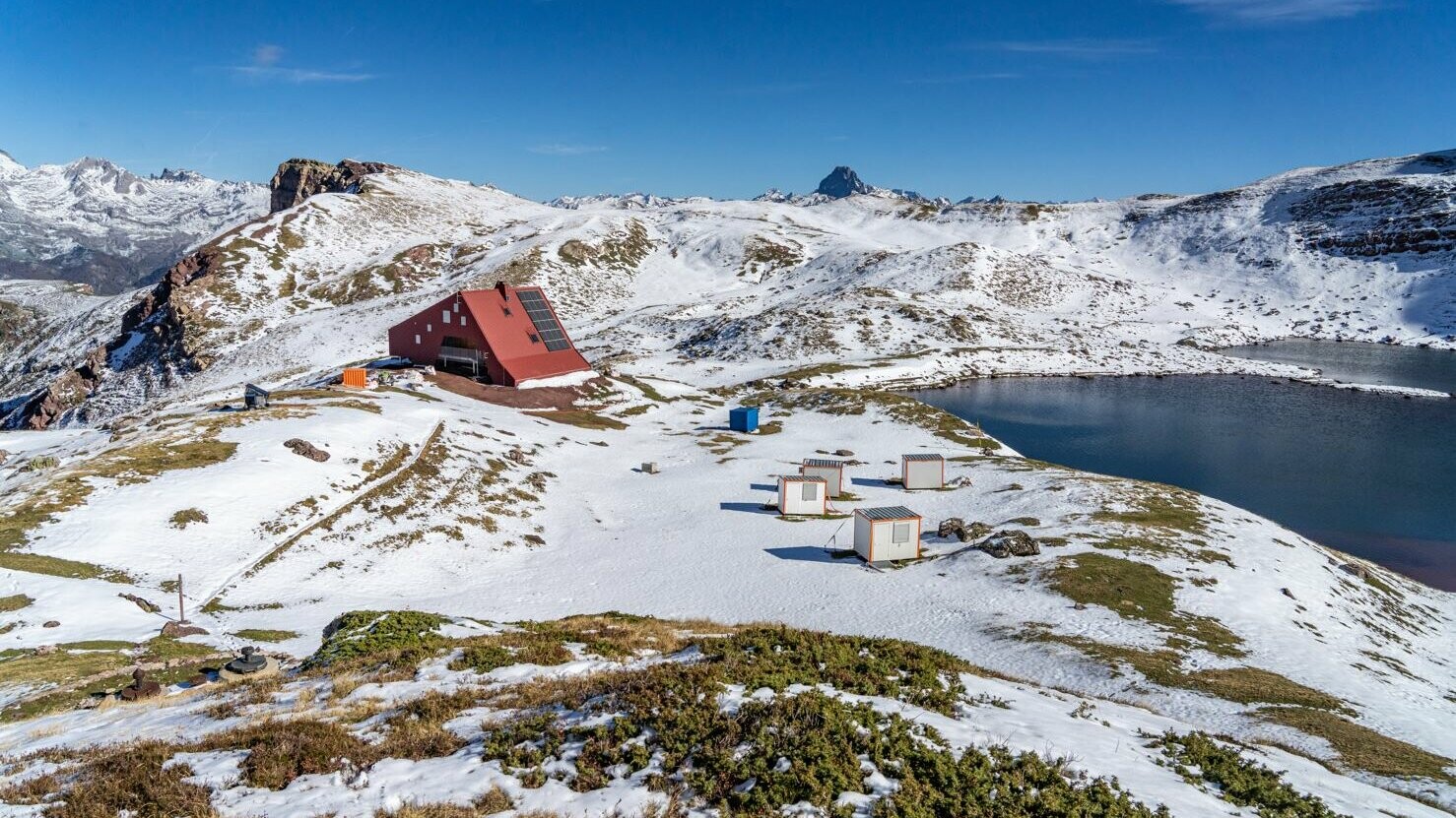 Vue du ciel du refuge d'Arlet sous la neige au cœur des Pyrénées dont la couverture a été réalisée en losange 44x44  