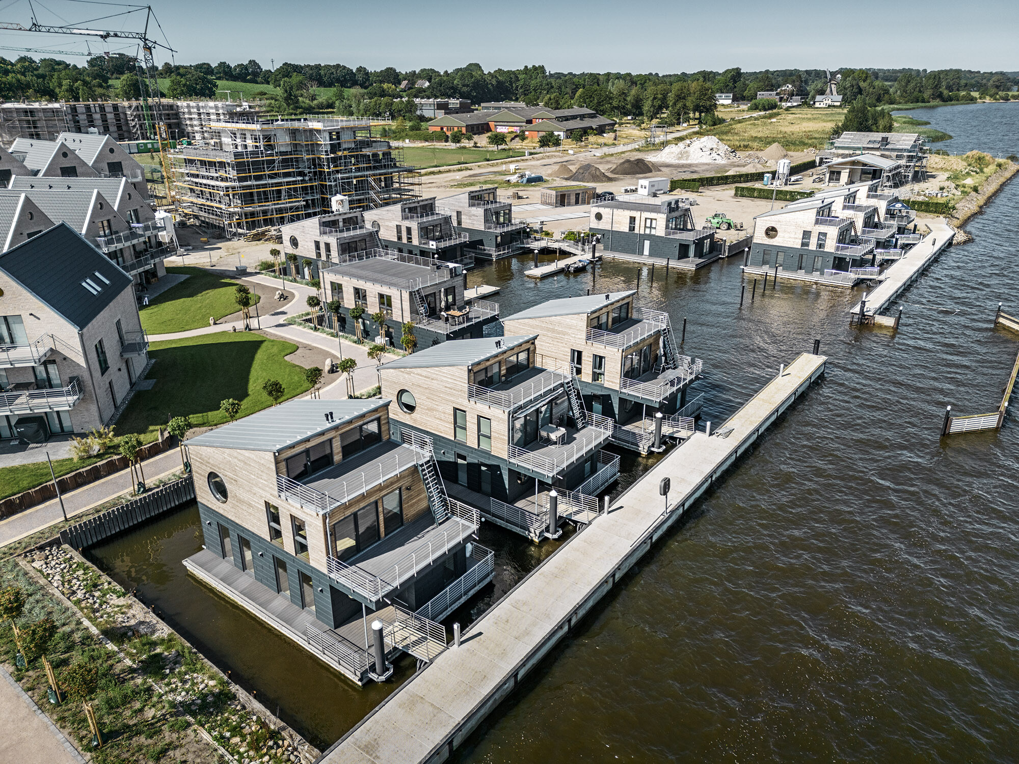 Les onze maisons aquatiques avec les constructions environnantes en vue aérienne. 