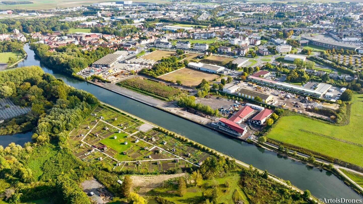 Prise de vue par drone du stade nautique d'Arras, prêt à accueillir les Jeux Olympiques 2024