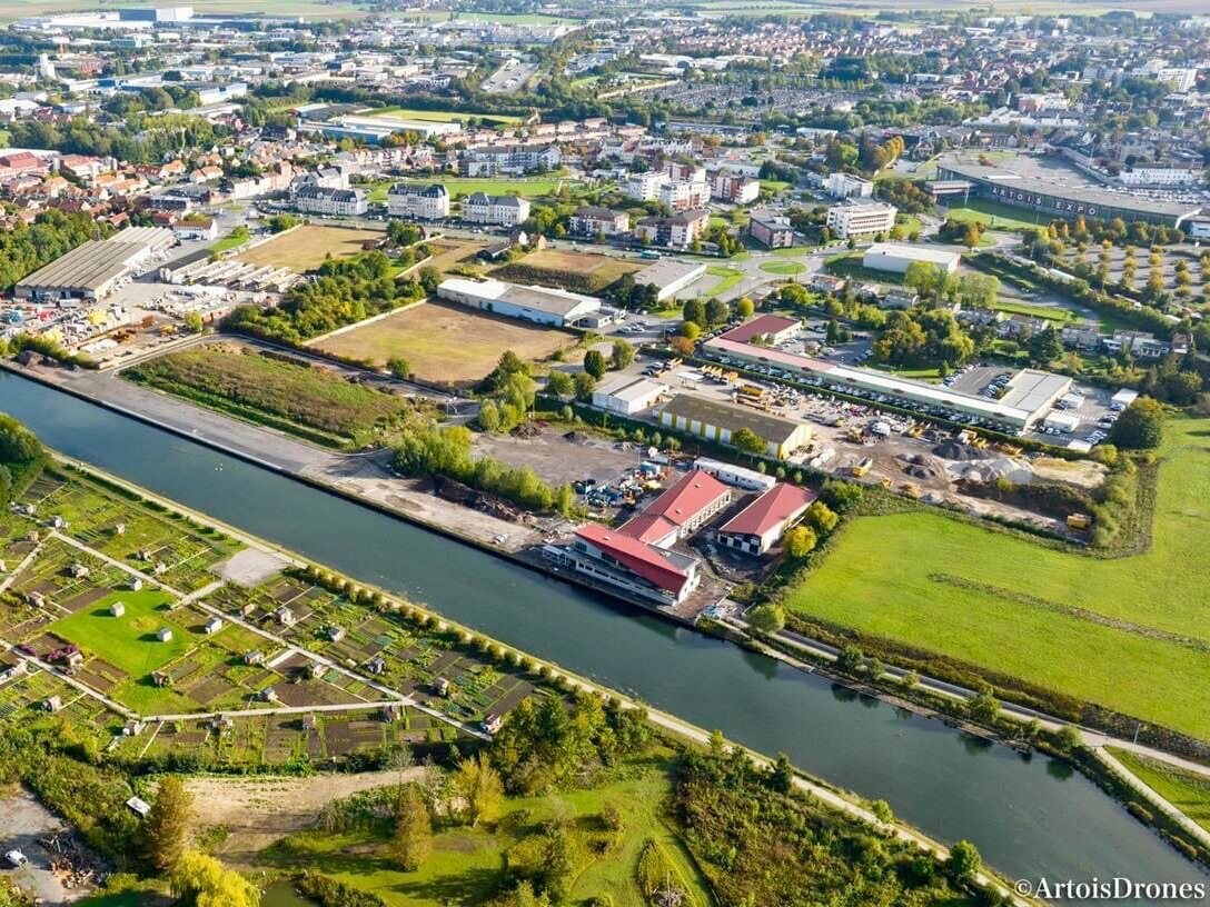 Prise de vue par drone du stade nautique d'Arras, prêt à accueillir les Jeux Olympiques 2024