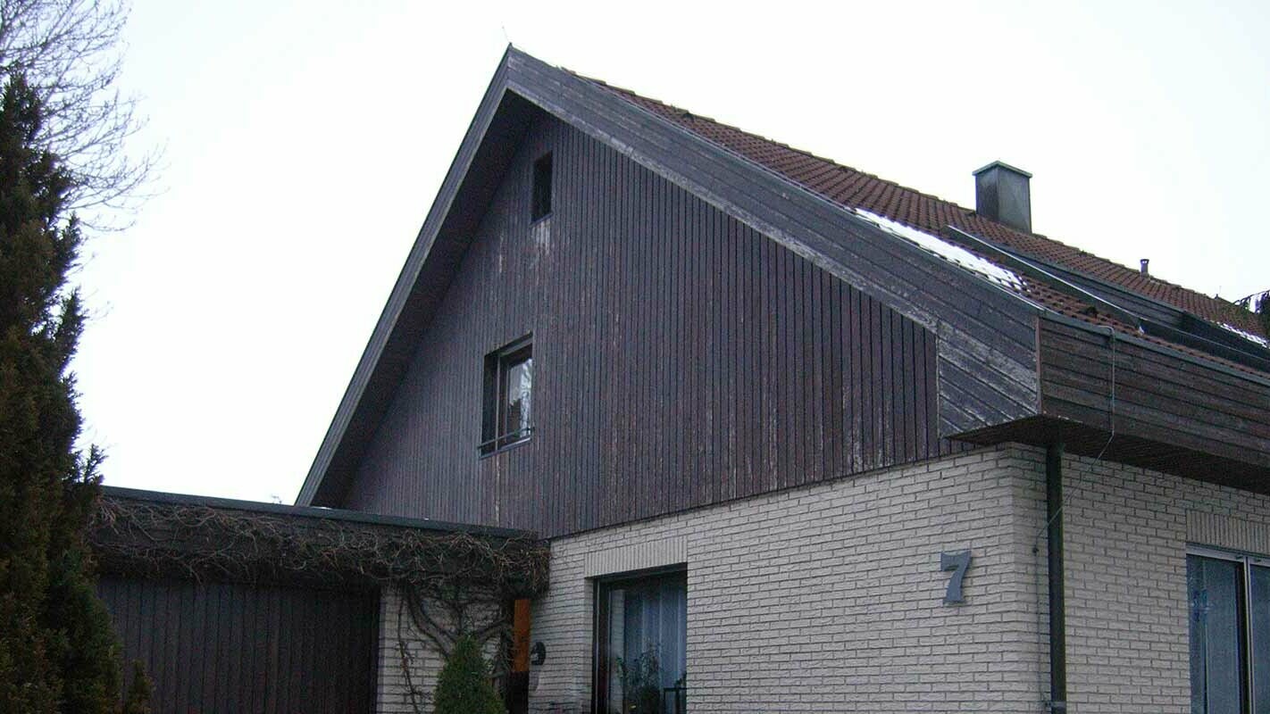 Ancien habillage de pignon en bois abîmé par le temps, avant la rénovation à l’aide de Sidings PREFA