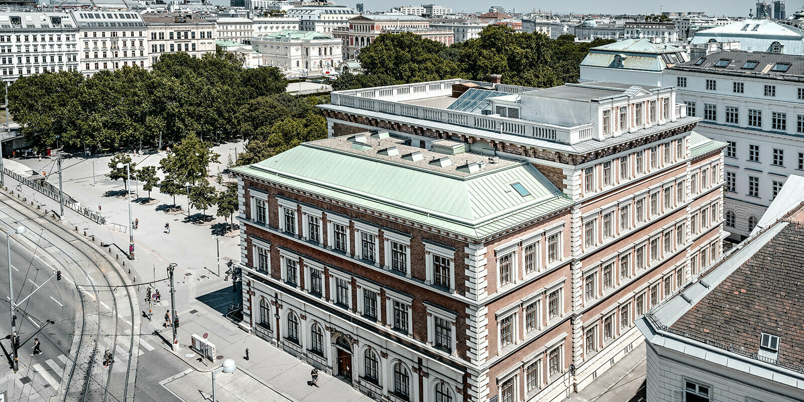 Die Evangelische Volkschule am Wiener Karlsplatz aus der Vogelsperspektive.