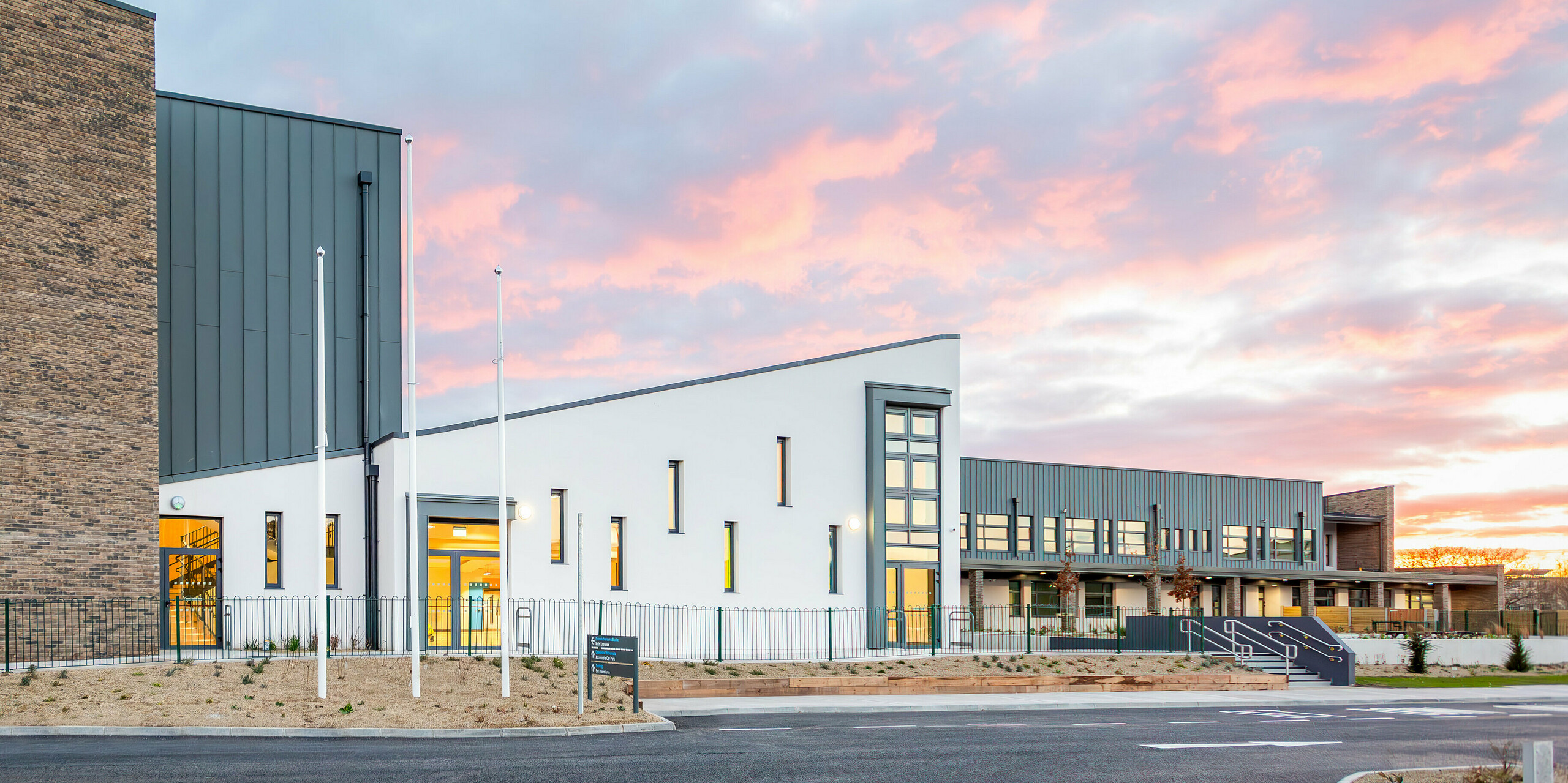 Le bâtiment scolaire moderne de Scoil Mhuire Naofa à Carrigtwohill, en Irlande, présente une façade en aluminium remarquable en PREFALZ en P.10 gris souris. La toiture à joint debout, durable et résistante aux intempéries, couvre environ 800 m² et allie fonctionnalité et esthétique intemporelle. L'architecture de haute qualité prend tout son sens avec en toile de fond un coucher de soleil pittoresque.