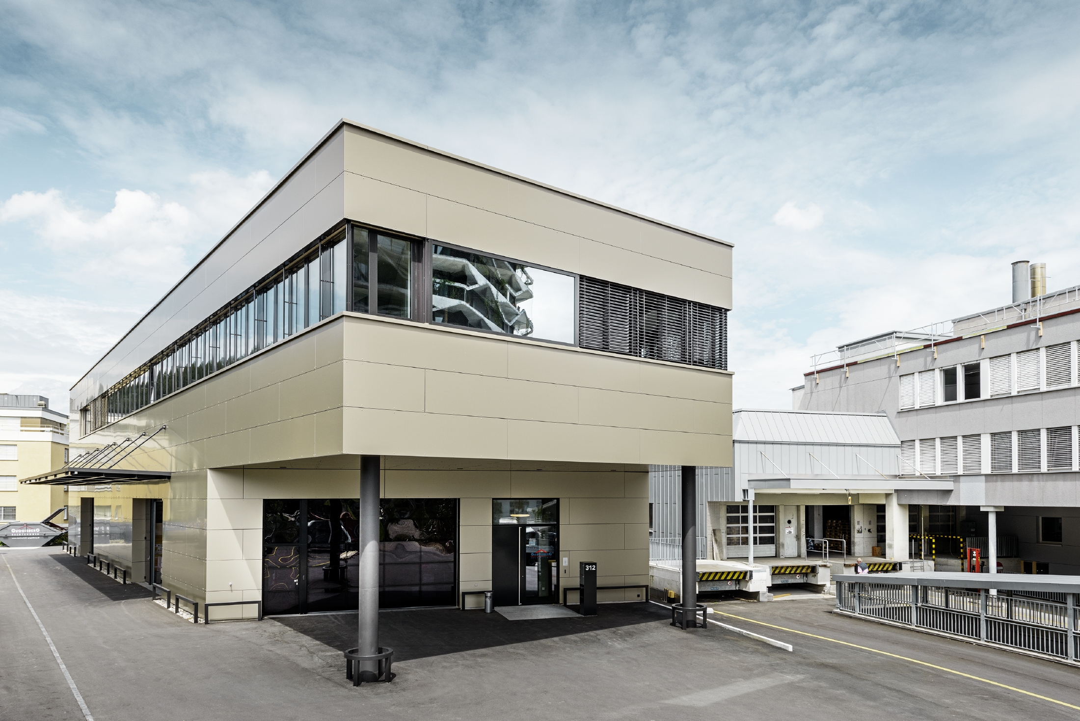 Nouveau corps de bâtiment moderne hébergeant l’atelier et les bureaux de la société Guggisbau Dachtechnik — Panneaux composites en aluminium PREFA de couleur bronze